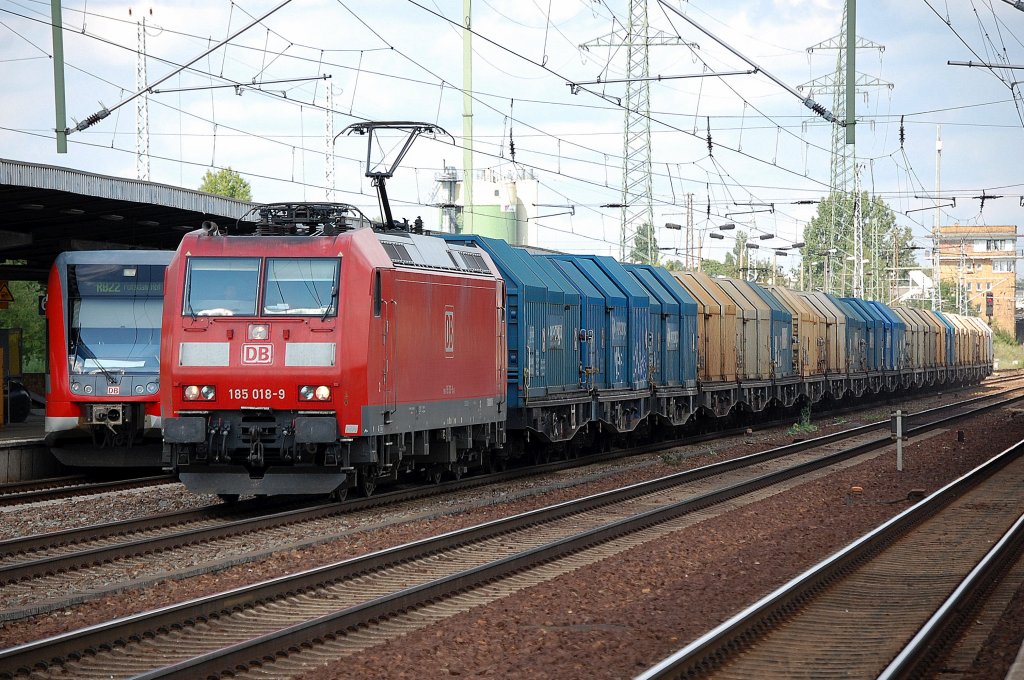 185 018-9 mit Ganzzug polnischer Teleskopdachwagen der PKP CARGO am 11.07.11 Bhf. Flughafen Berlin-Sch�nefeld.