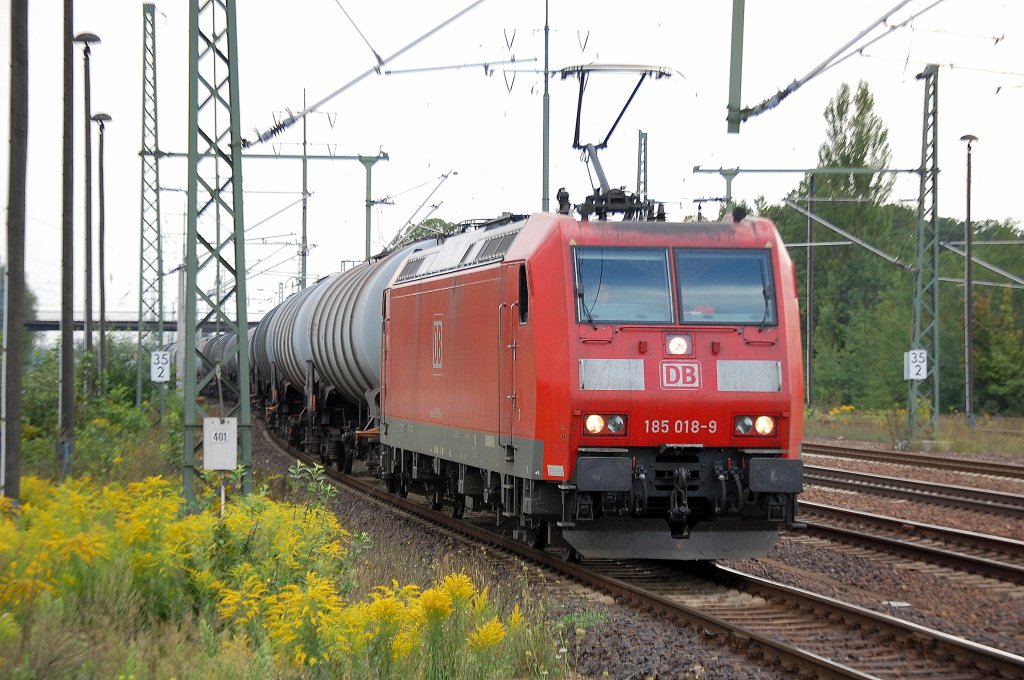 185 018-9 mit Kesselwagenzug am 12.08.11 Bhf. Flughafen Berlin-Sch�nefeld. 