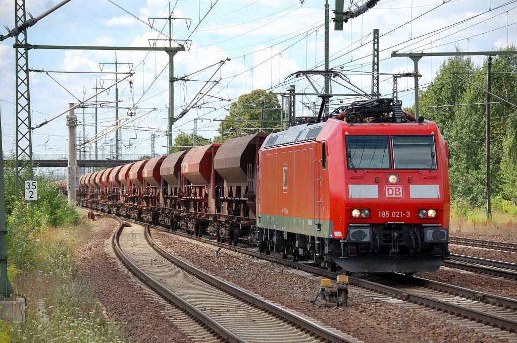 185 021-3 mit Ganzzug Sch�ttgutwagen f�hrt zum Personalwechsel im Bhf. Flughafen Berlin-Sch�nefeld ein, 01.08.13