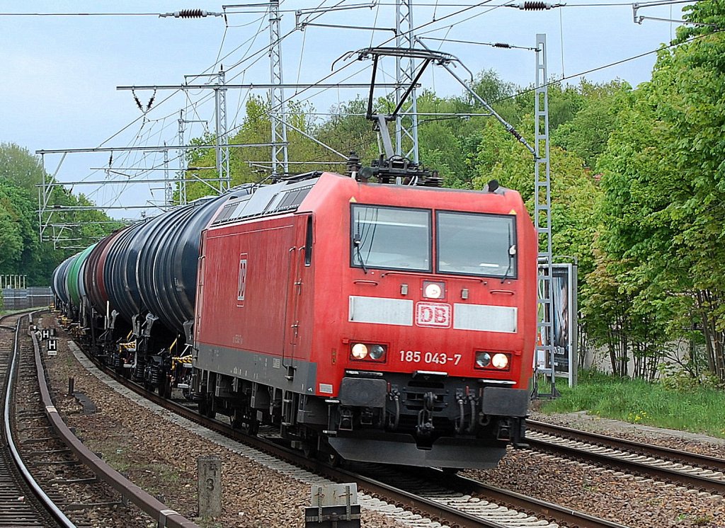 185 043-7 ist schon seit l�ngerem in Diensten der RBH, hier mit Kesselwagenzug Richtung Berlin-Karow, 12.05.10 Berlin-Buch.