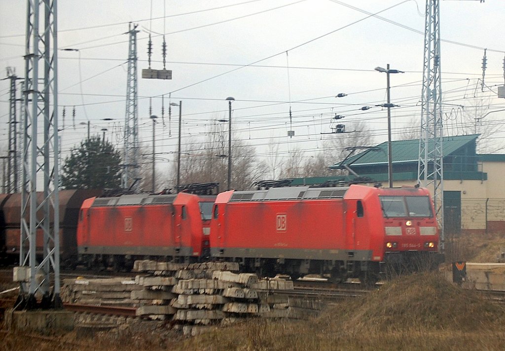 185 044-5 + 185 141-9 Doppeltraktion mit Ganzzug Selbstentladewagen am 07.02.11 Berlin-Sch�nefeld.