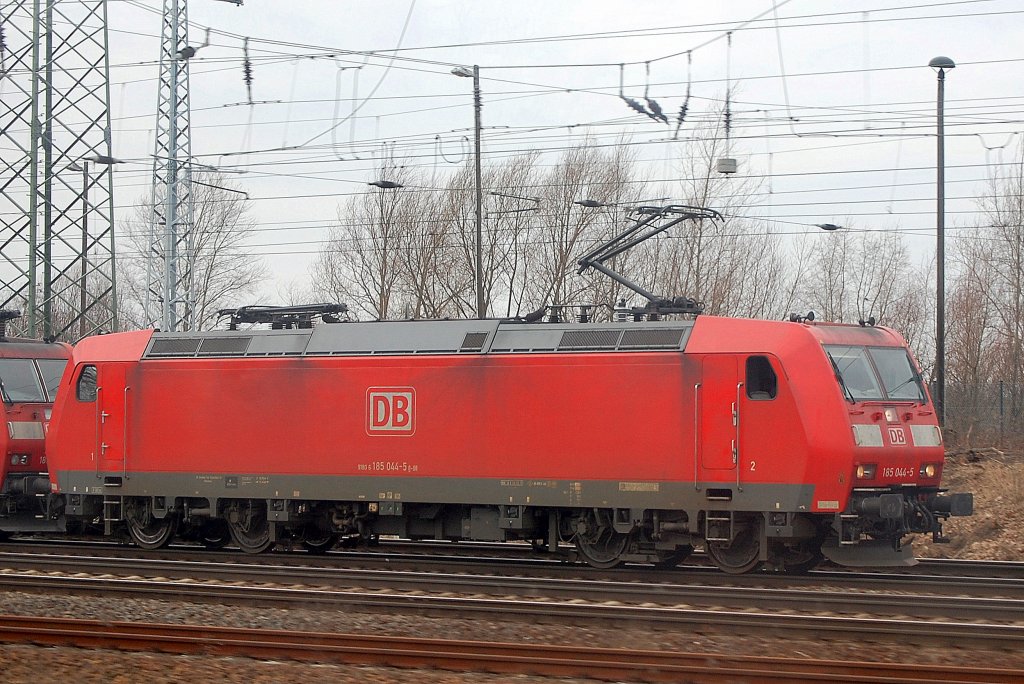 185 044-5 (91 80 6185 044-5 D-DB) mit 185 141-9 als Doppeltraktion mit Ganzzug Selbstentladewagen am 07.02.11 Berlin-Sch�nefeld. (Bild aus dem S-Bahn Fenster)