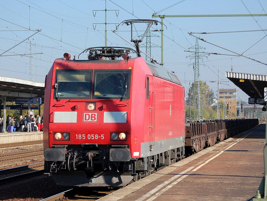 185 058-5 mit Ganzzug Schwerlastwagen mit Stahlbrammen beladen nach Personalwechsel im Bhf. Flughafen Berlin-Sch�nefeld, 17.10.11 