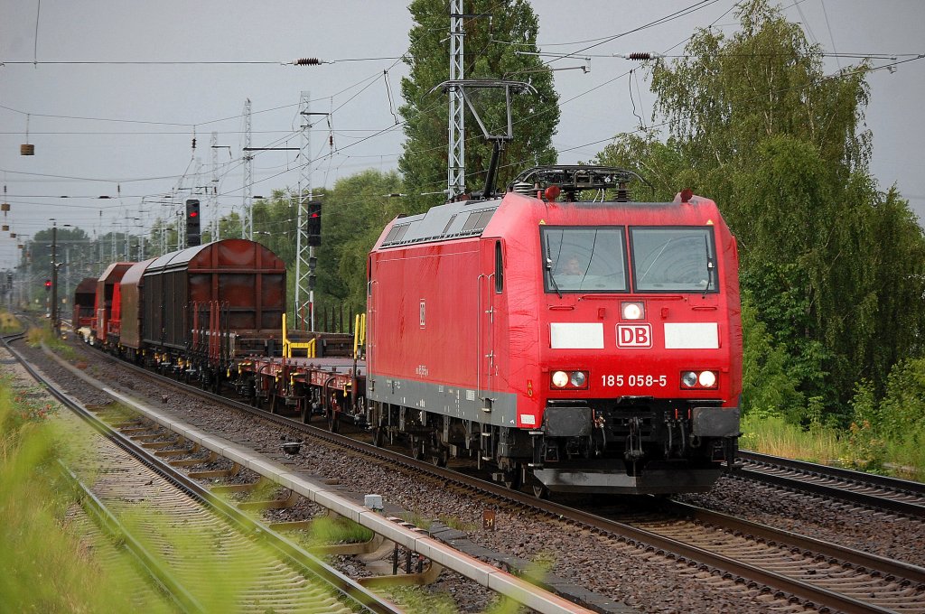 185 058-5 mit gmischtem G�terzug am 13.07.12 Berlin-Karow.