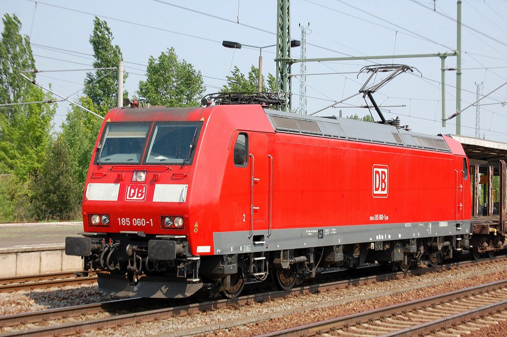 185 060-1 mit einem gemischten G�terzug beim Kurzhalt im Bhf. Flughafen Berlin-Sch�nefeld, 29.04.11 