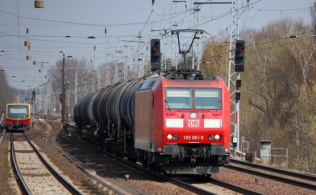 185 061-9 mit Kesselwagenzug am 22.04.13 Berlin-Karow.