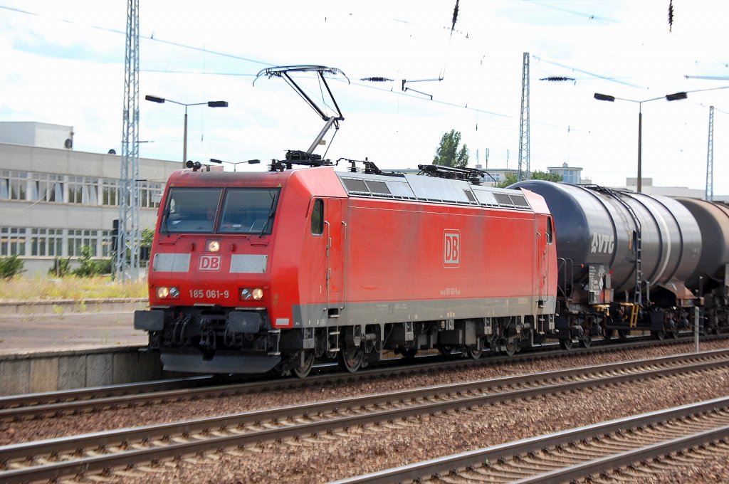 185 061-9 mit Kesselwagenzug beim Personalwechsel im Bhf. Flughafen Berlin-Sch�nefeld.