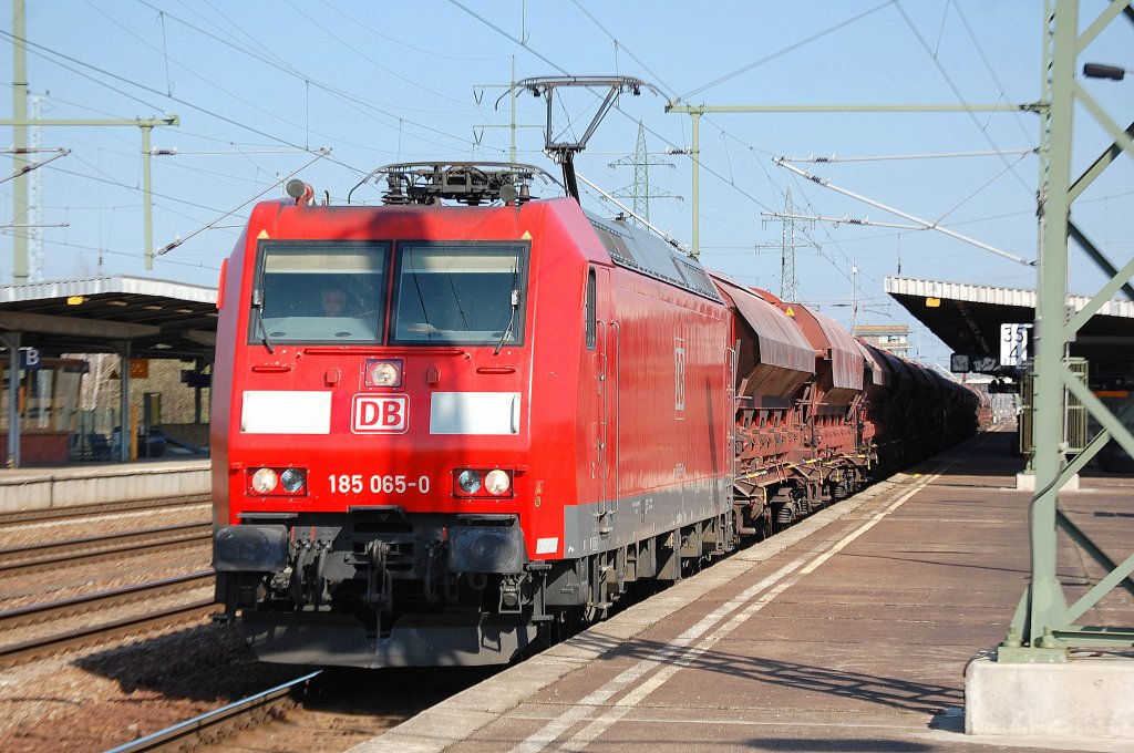 185 065-0 fuhr kurz zum Personalwechsel im Bhf. Flughafen Berlin-Sch�nefeld ein, am Haken Ganzzug gedeckte Sch�ttgutwagen (D�nger), 22.03.12