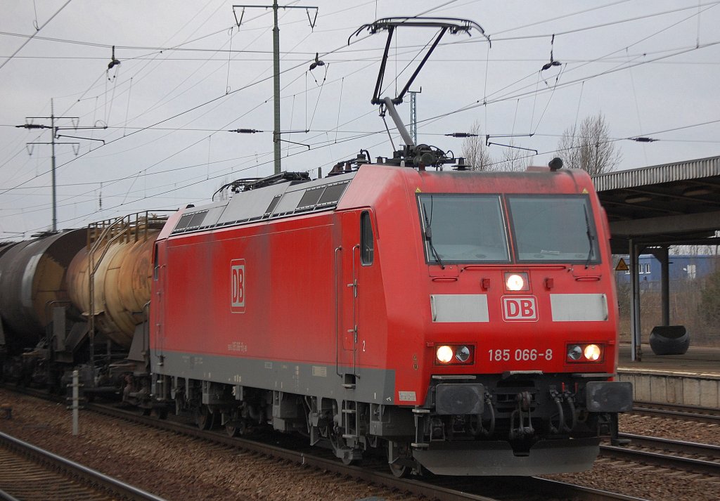 185 066-8 pausiert mit einem Ganzzug Knickkesselwagen f�r Kreideschlamm-Transporte im Bhf. Flughafen Berlin-Sch�nefeld, 12.01.12 Vormittags. 