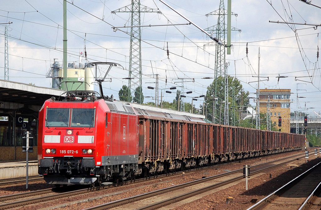 185 072-6 mit einem Ganzzug offener G�terwagen bei der Durchfahrt im Bhf. Flughafen Berlin-Sch�nefeld, 28.08.10
