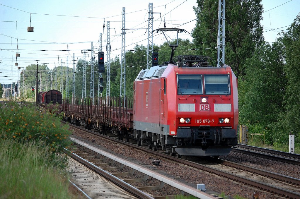 185 076-7 mit gemischtem G�terzug am 10.06.13 Berlin-Karow.