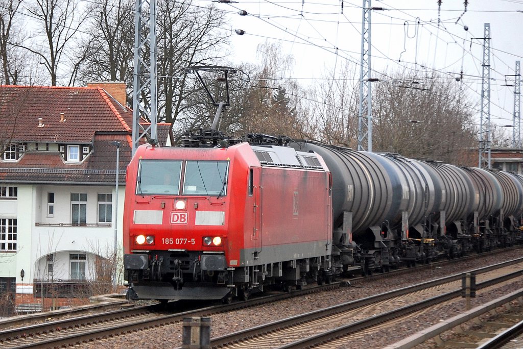 185 077-5 mit Kesselwagenzug Richtung Bernau, 31.03.11 Berlin-Karow.