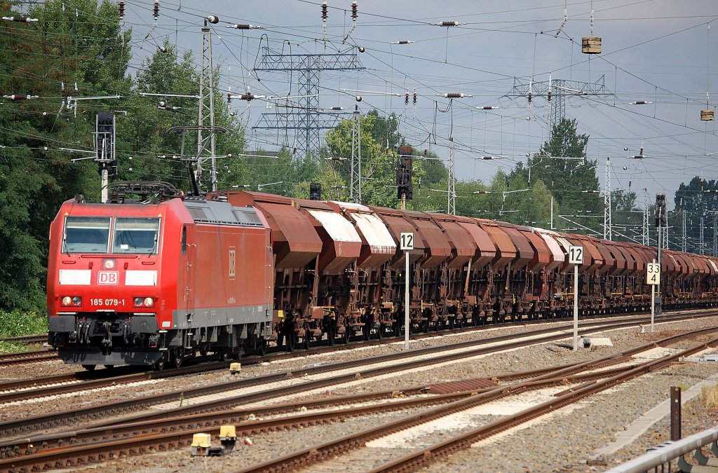 185 079-1 mit einem Ganzzug gedeckter Sch�ttgutwagen am 08.08.13 Berlin-Springpfuhl.