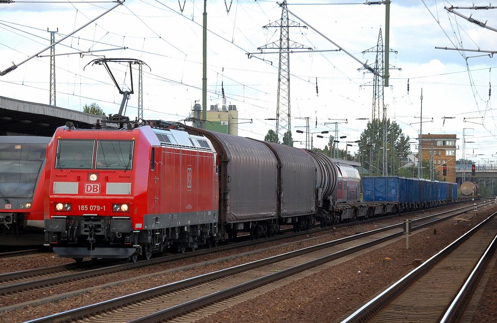 185 079-1 mit gemischten G�terzug beim Kurzhalt im Bhf. Flughafen Berlin-Sch�nefeld, 03.09.10