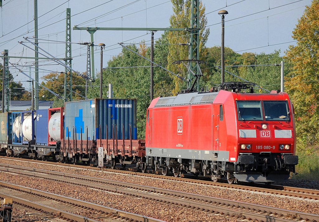 185 080-9 mit Containerzug am 22.09.11 Bhf. Flughafen Berlin-Sch�nefeld.