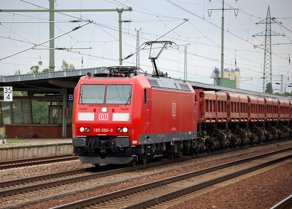 185 080-9 mit Ganzzug Sch�ttgutkippwagen, 15.07.11 Bhf. Flughafen Berlin-Sch�nefeld.