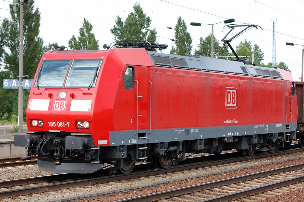 185 081-7 mit einem Ganzzug offener G�terwagen beim Pausieren im Bhf. Flughafen Berlin-Sch�nefeld, 26.07.11 