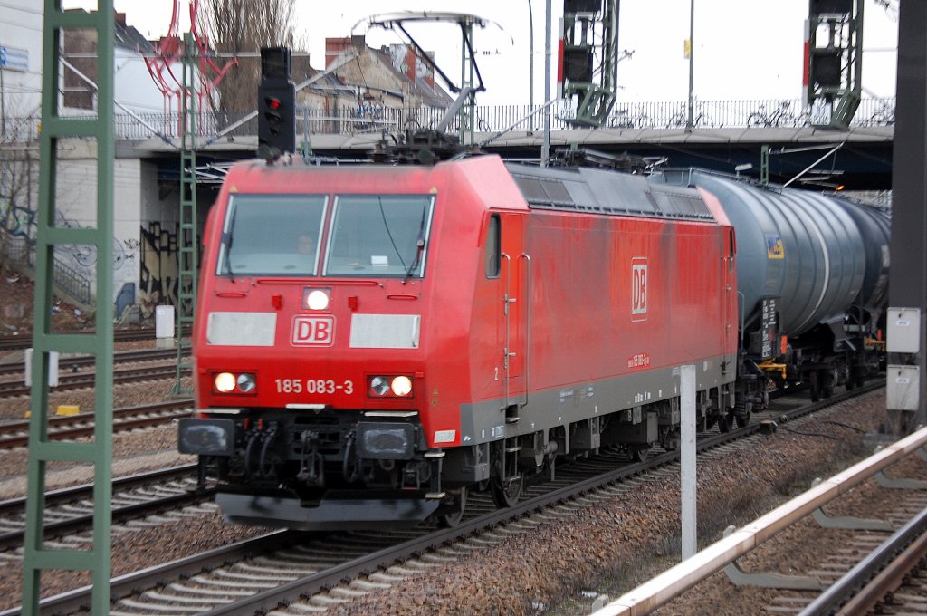 185 083-3 mit einem Ganzzug Kesselwagen Richtung Berlin-Wedding, 19.01.11 Berlin-Beusselstr.