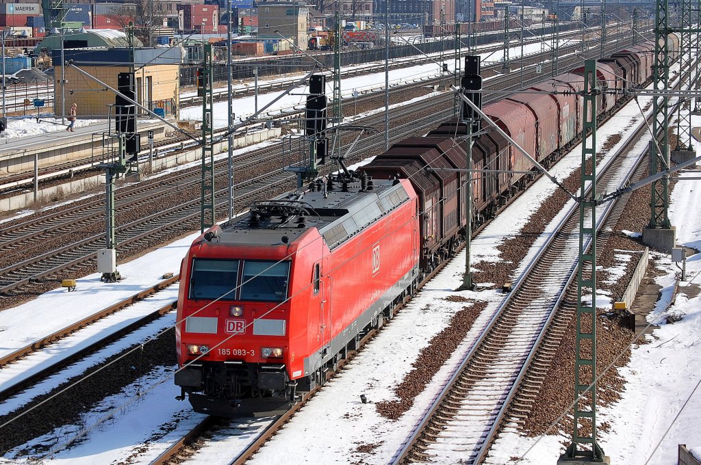 185 083-3 mit einem G�terzug f�r Coiltransporten Richtung Berlin-Spandau, 26.03.13 Berlin-Beusselbr�cke.