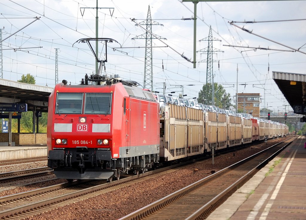 185 084-1 mit einem Ganzzug franz�sischer PKW Transportwageneinheiten (STVA) mit fabrikneuen VW beladen, 31.08.11 Bhf. Flughafen Berlin-Sch�neeld.