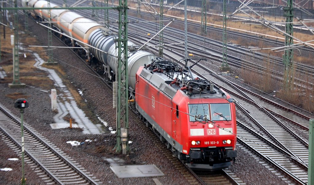 185 103-9 mit Kesselwagenzug Richtung Berlin-Wedding, 18.12.12 Berlin-Putlitzbr�cke.