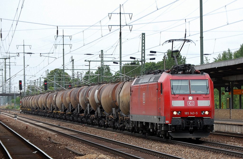 185 143-5 mit Ganzzug Knickkesselswagen f�r Kreideschlamm, 14.06.12 Bhf. Flughafen Berlin-Sch�nefeld. 
