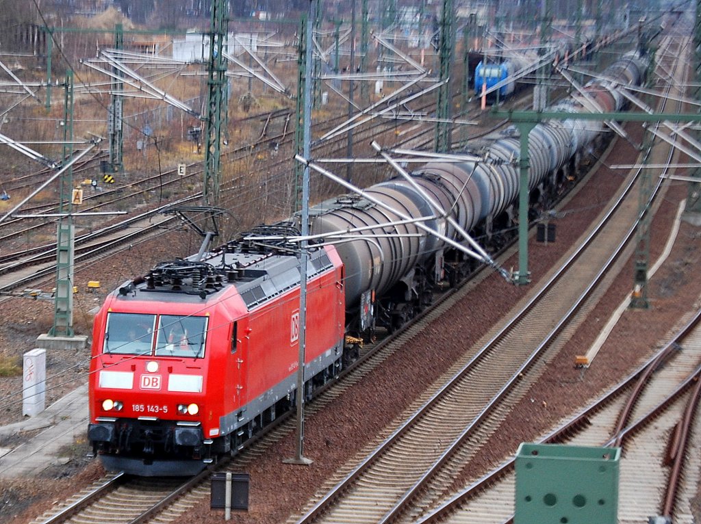 185 143-5 mit Kesselwagenzug Richtung Berlin-Wedding, 03.12.11 Berlin-Putlitzbr�cke.