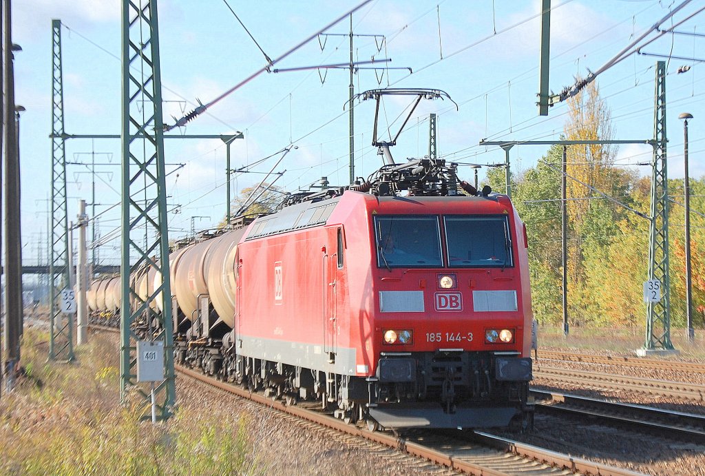 185 144-3 f�hrt mit Ganzzug Knickkesselwagen (Kreideschlamm) zum Personalwechsel im Bhf. Flughafen Berlin-Sch�nefeld ein.