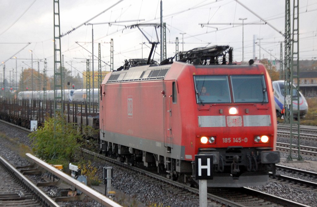 185 145-0 mit v�llig verwittertem DB-Keks unterwegs mit Leerzug Rungenwagen am Morgen des 26.10.10 Berlin-Beusselstr. Richtung Berlin-Spandau.
