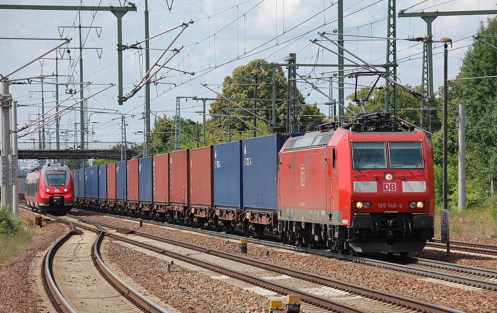 185 148-4 mit Containerzug am 13.07.13 Bhf. Flughafen Berlin-Sch�nefeld.