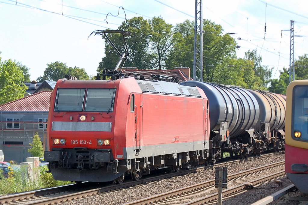 185 153-4 ohne DB- und Railion-Logo mit Kesselwagenzug am 03.08.11 Richtung Bernau am S-Bhf. Berlin-Karow. 