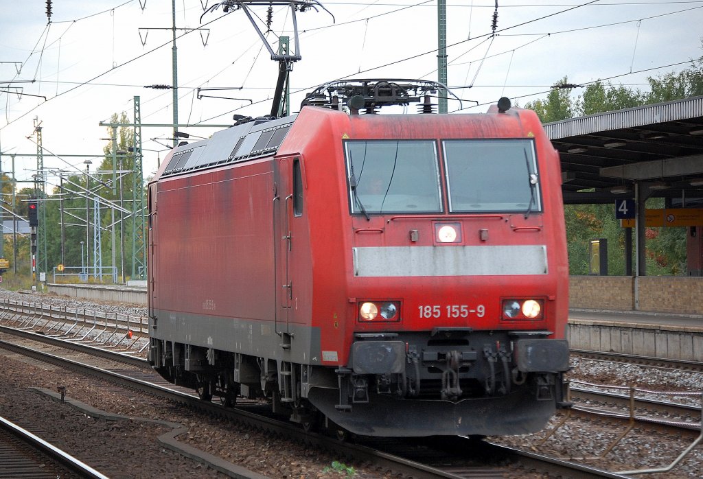 185 155-9 auf Leerfahrt durch den Bhf. Flughafen Berlin-Sch�nefeld, 30.09.10