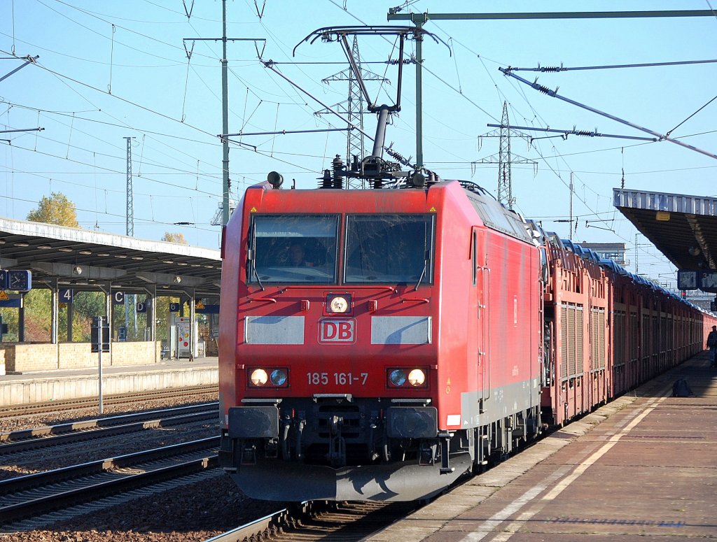 185 161-7 mit PKW-Transportzug mit �berraschend fabrikneuen Vauxhall Astra (werden glaube ich nur in Gro�britannien produziert?) zum Personalwechsel im Bhf. Flughafen Berlin-Sch�nefeld, 17.10.12