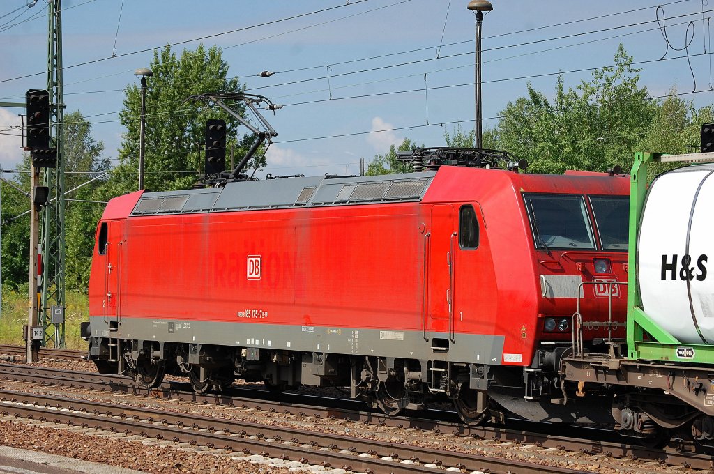 185 175-7 stand pausierend (Personalwechsel) mit Containerzug am 01.08.13 im Bhf. Flughafen Berlin-Sch�nefeld.