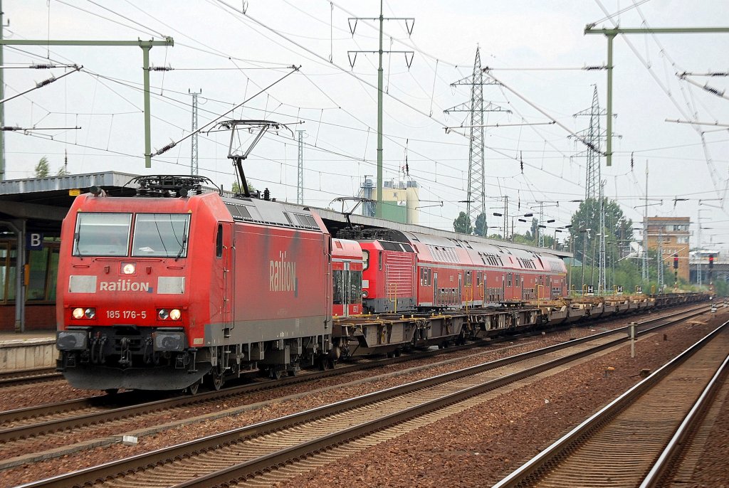185 176-5 mit einem unbeladenen Ganzzug Containertragwagen beim Kurzhalt im Bhf. Flughafen Berlin-Sch�nefeld, 12.08.10