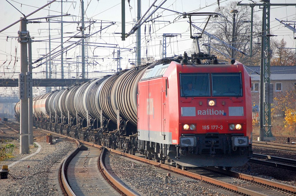 185 177-3 mit einem gemischten Kesselwagenzug bei der Durchfahrt im Bhf. Flughafen Berlin-Sch�nefeld, 30.10.09