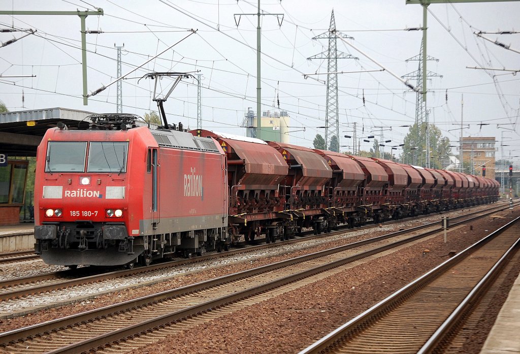 185 180-7 f�hrt nach erfolgtem Personalwechsel mit einem Ganzzug Sch�ttgutwagen mit Schwenkdach im Bhf. Berlin-Sch�nefeld Flughafen ab, 06.10.10