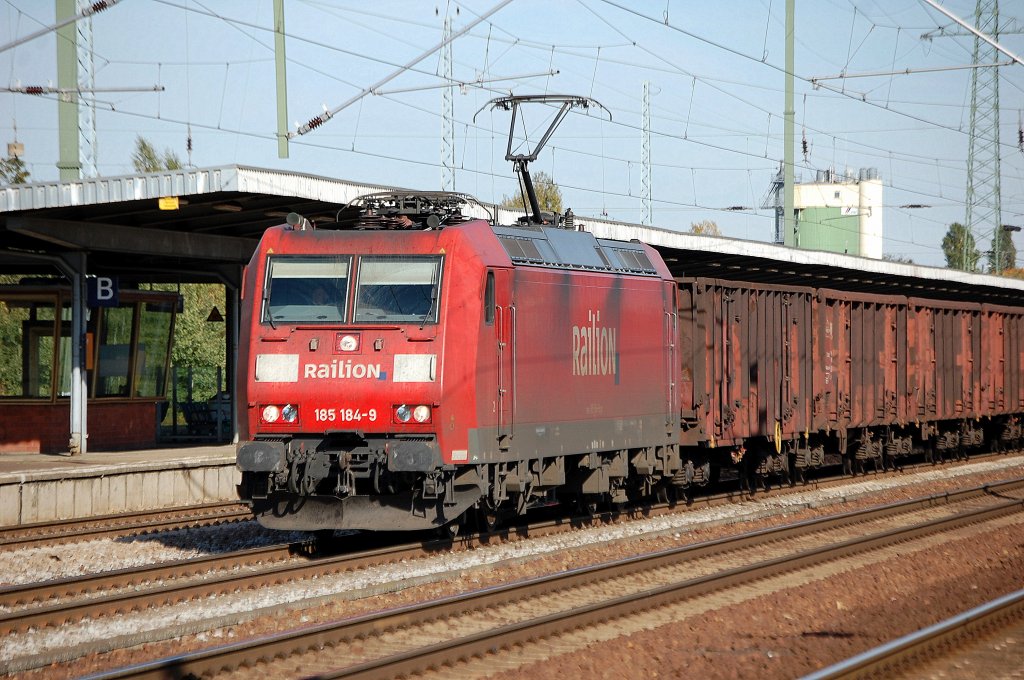 185 184-9 mit einem Ganzzug offener G�terwagen, 13.10.10 Bhf. Berlin-Sch�nefeld Flughafen. 