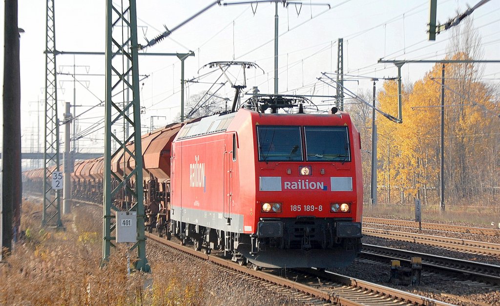 185 189-8 mit einem Ganzzug gedeckter Sch�ttgutwagen mit Kalibef�llung f�r die �ckerland Landwaren Prenzlau GmbH (Prenzlau West), 01.11.11 Bhf. Flughafen Berlin-Sch�nefeld.