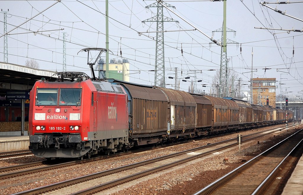 185 192-2 mit Ganzzug Schiebewandwagen, 20.03.12 Bhf. Flughafen Berlin-Sch�nefeld.