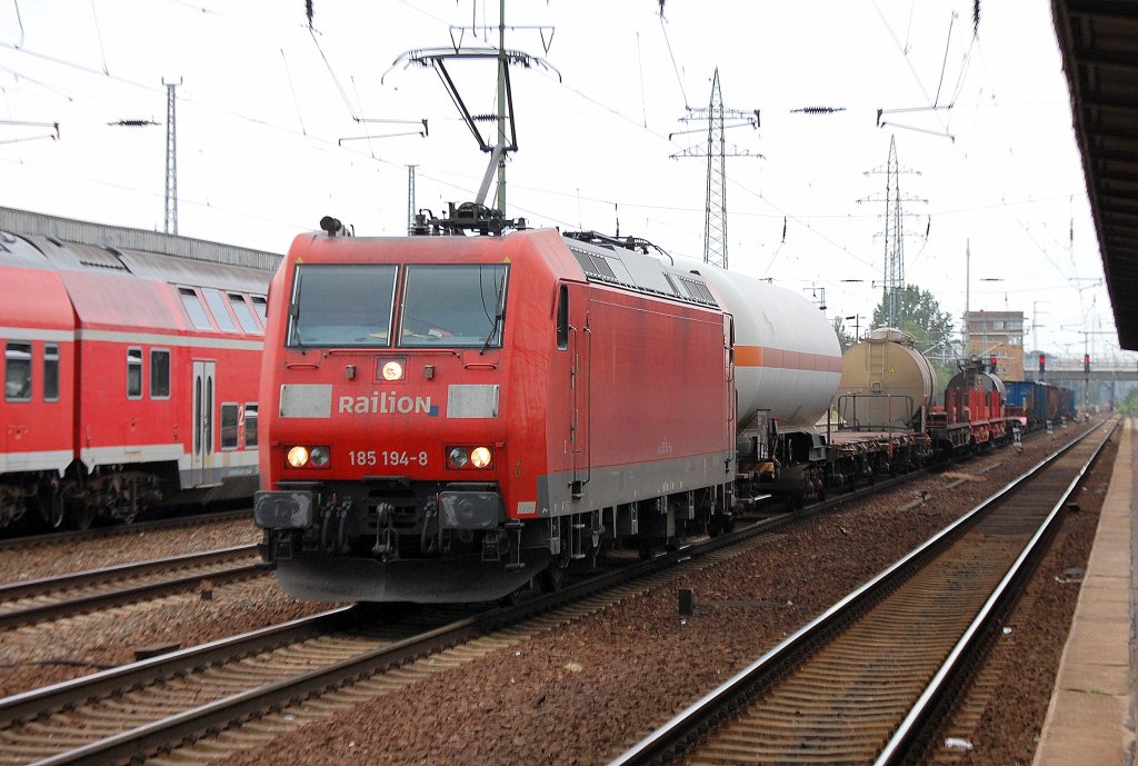 185 194-8 mit gemischtem G�terzug, 12.08.11 Bhf. Flughafen Berlin-Sch�nefeld.