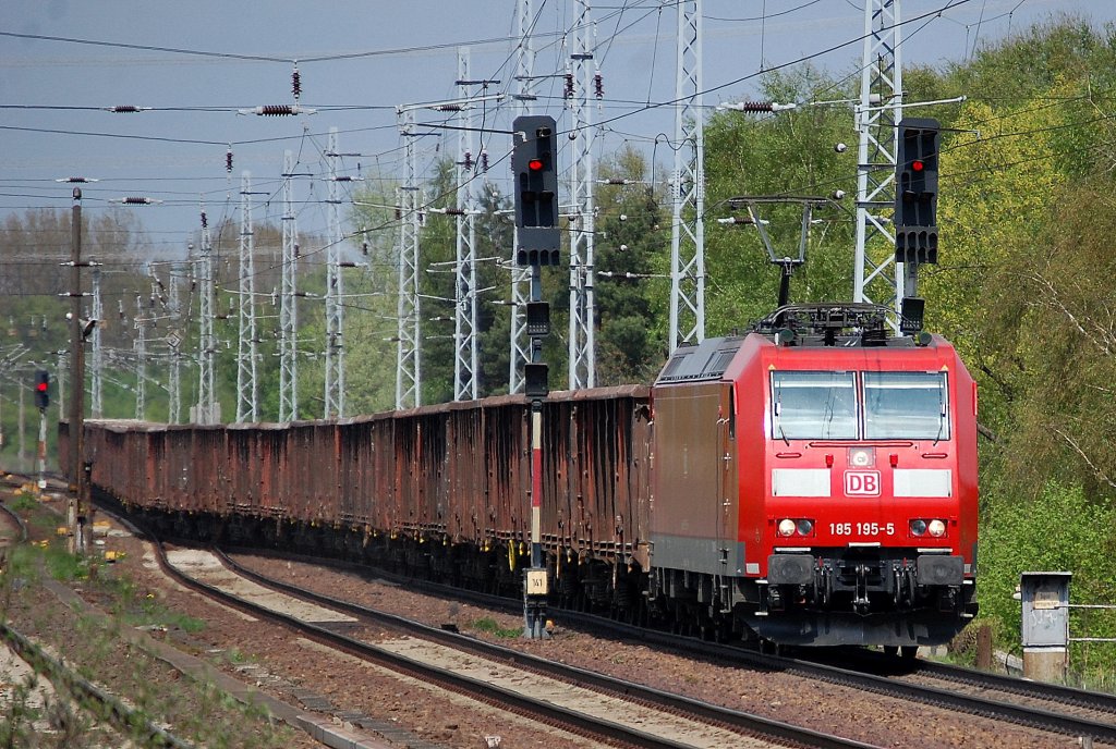 185 195-5 mitganzzug offener G�terwagen wechselt das Gleis am 06.05.13 Berlin-Karow Richtung Karower Kreuz.