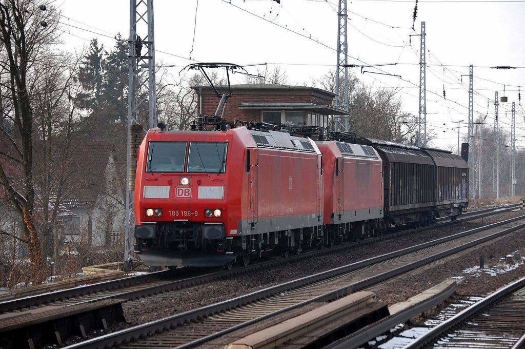 185 198-9 mit 145 074-1 und zwei Schiebewandwagen am haken Richtung Bernau, 12.02.13 Berlin-Karow.