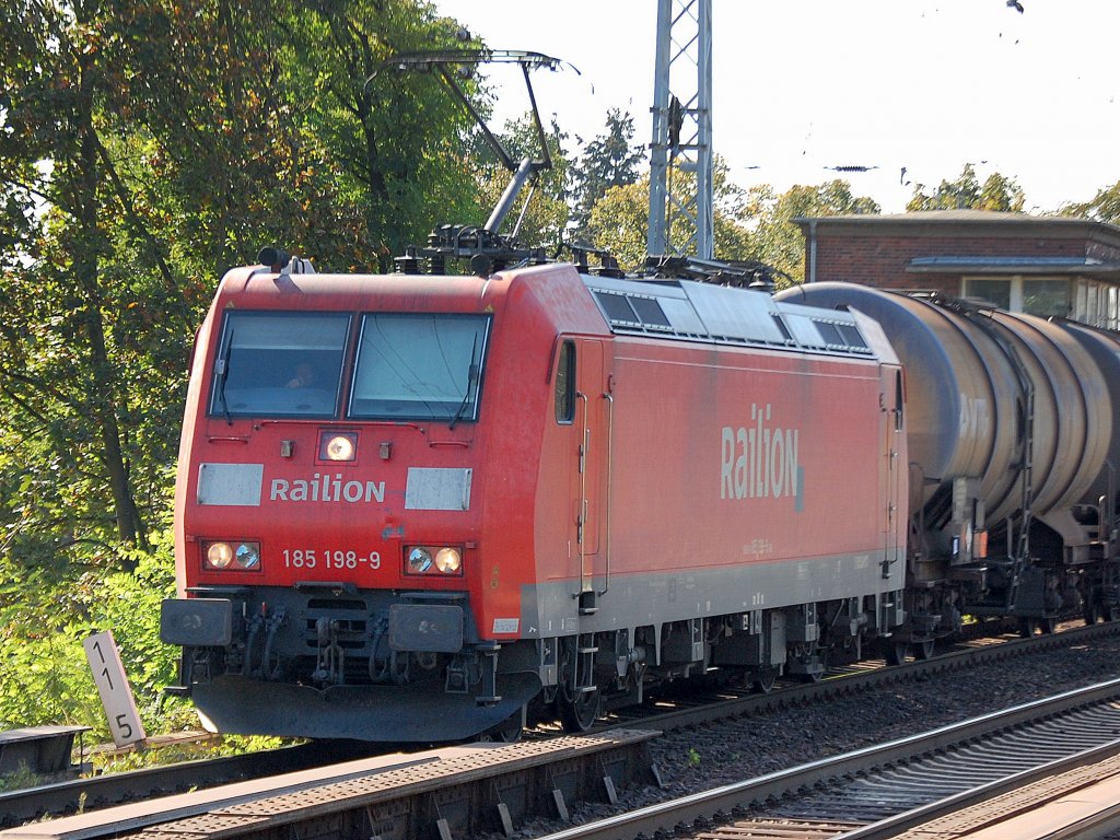 185 198-9 mit Kesselwagenzug Richtung Schwedt, 24.09.11 Berlin-Karow.