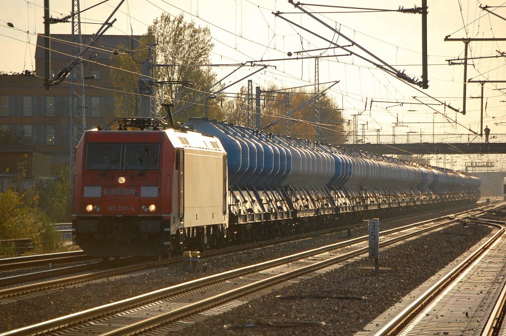 185 209-4 mit einem Ganzzug tschechisch/slowakischer Staubsilowagen (viert�rmig) am 29.10.10 Bhf. Berlin-Sch�nefeld Flughafen. 