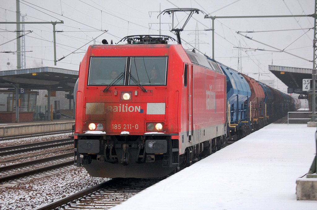 185 211-0 mit Ganzzug gedeckter Sch�ttgutwagen bei der Ausfahrt Bhf. Flughafen Berlin-Sch�nefeld, 15.01.13