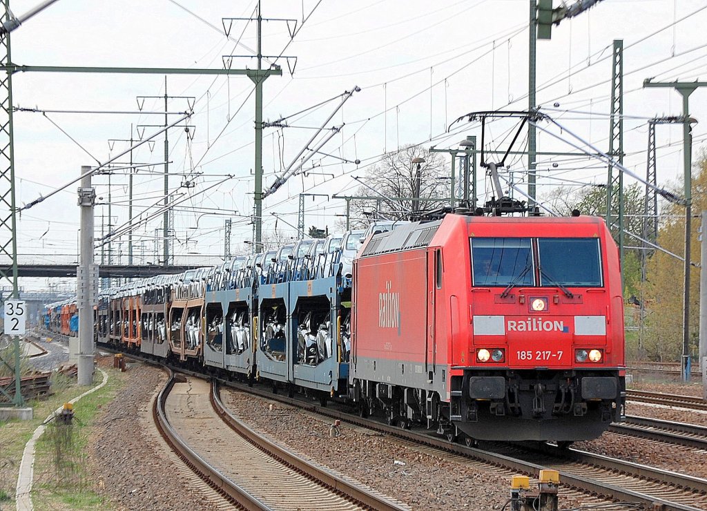 185 217-7 mit einem PKW-Transportzug bestehend aus franz�sischen und belgischen Doppelstocktransportwagen vom Einsteller SITFA beladen mit fabrikneuen Ford Modell Focus, 16.04.11 Bhf. Flughafen Berlin-Sch�nefeld.