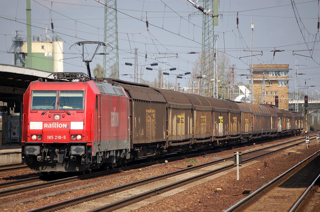 185 218-5 mit Ganzzug Schiebewandwagen bei der Durchfahrt im Bhf. Flughafen Berlin-Sch�nefeld, 24.04.10 
