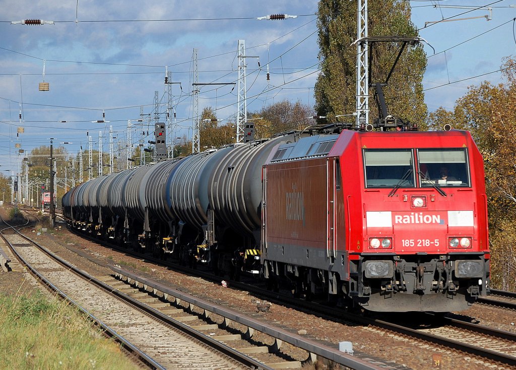185 218-5 mit Kesselwagenzug (Dieselkraftstoff), 25.10.10 Berlin-Karow.