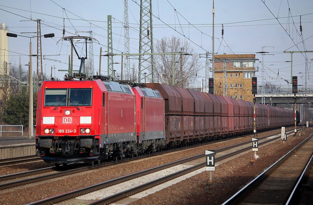 185 224-3 hat 185 347-2 und Ganzzug Sch�ttgutwagen am Haken, 02.03.13 Bhf. Flughafen Berlin-Sch�nefeld.